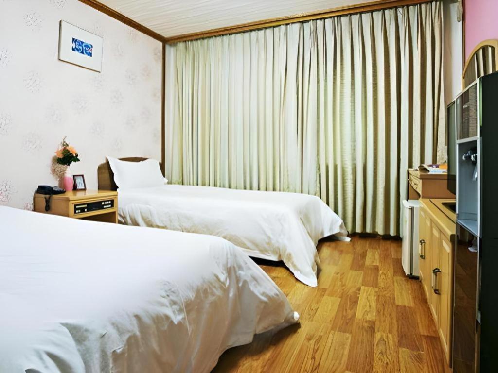 Emerald Hotel Jeju Exterior foto